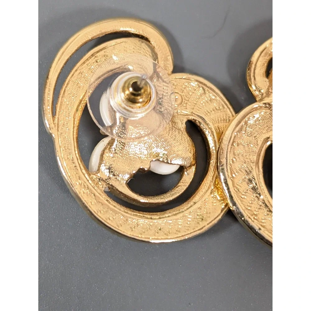 Vintage Avon Island Shell Pierced Earrings Gold‎ Tone Faux Pearl Swirl